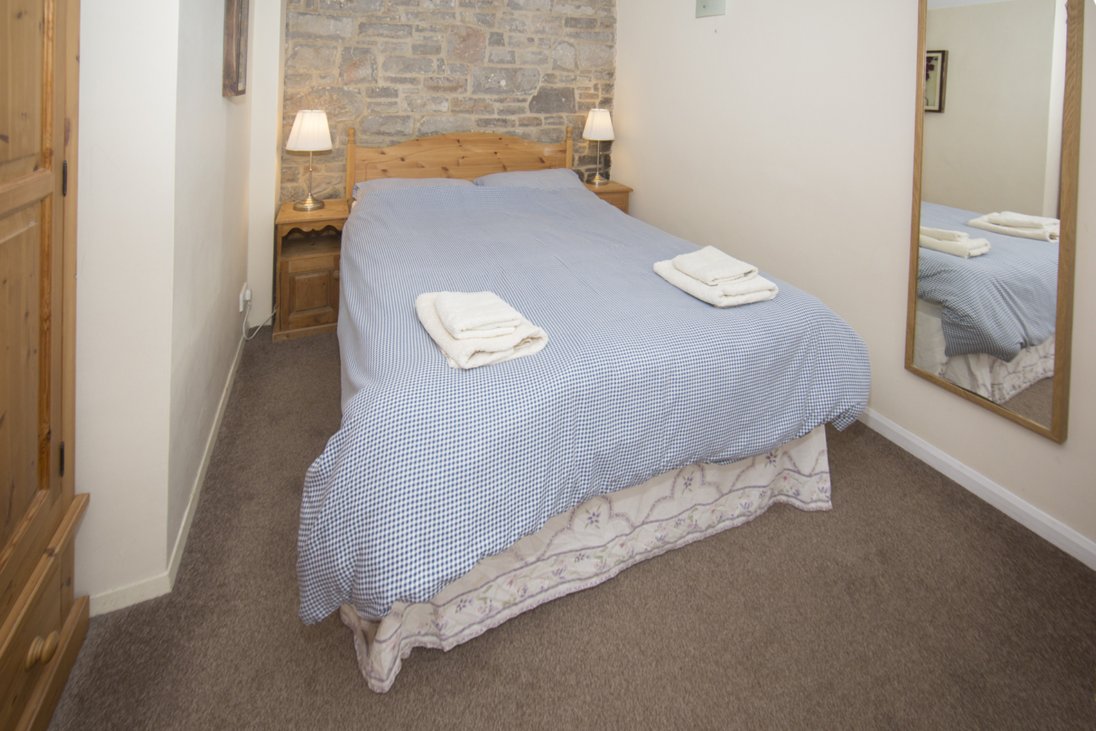 dovedale cottage bedroom.jpg